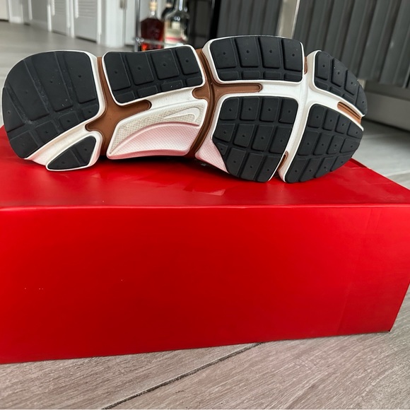 Nike - Picture 3 of 3